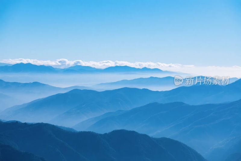 层叠山峦风景图