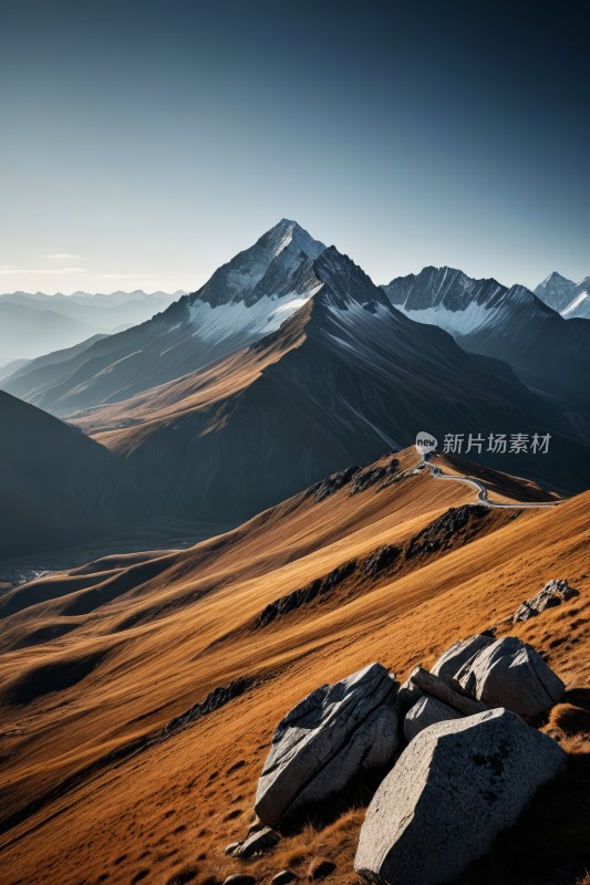 山上有雪前景上有几块岩石高清图片