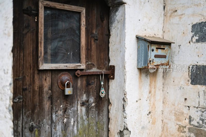 老旧木门与信箱