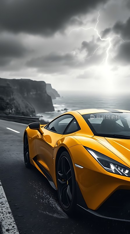 黄色跑车疾驰于暴风雨中的海岸公路