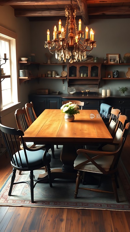 温馨餐厅木质餐桌椅与吊灯营造优雅氛围