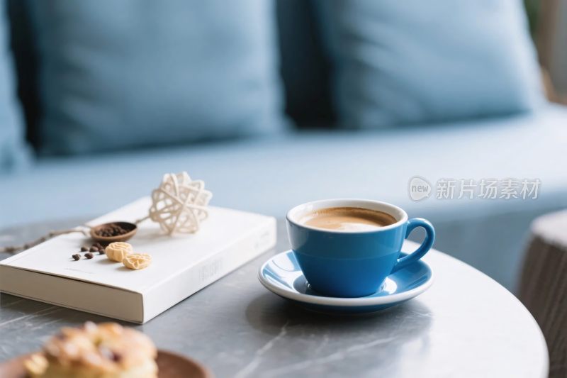 温馨桌边咖啡与书本场景