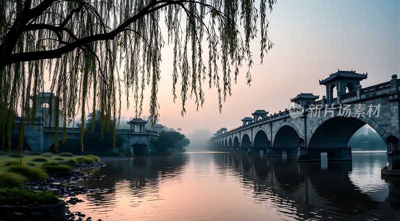 晨雾中的古桥与柳树