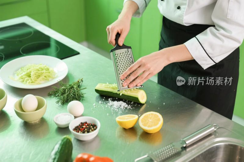 厨师准备食材厨房