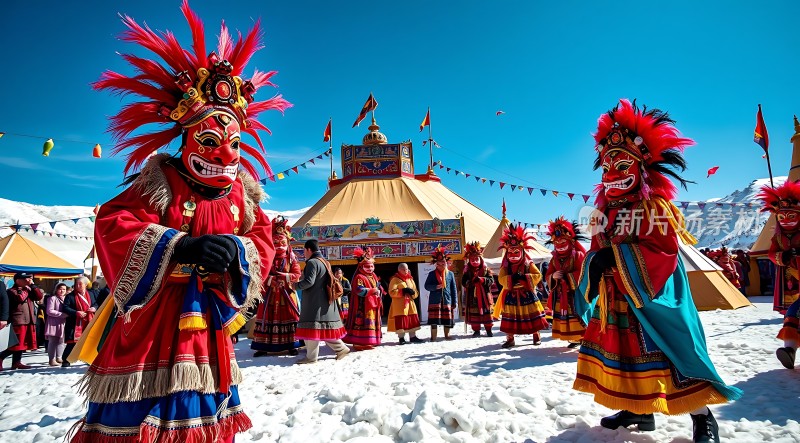 雪地狂欢节面具舞者与帐篷
