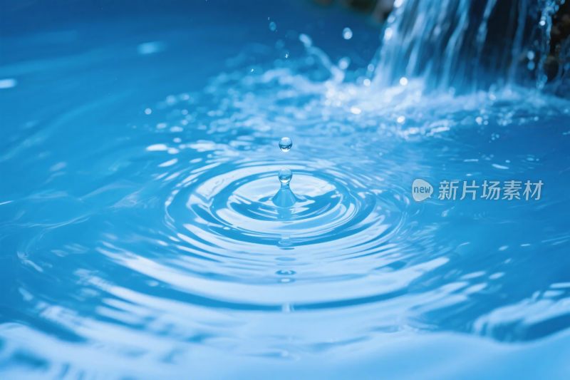 水滴溅起水面波纹图