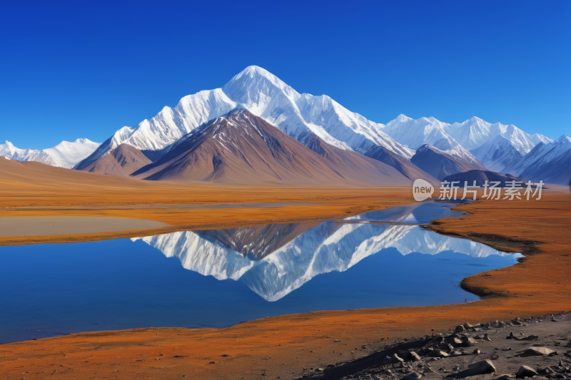 山倒映在沙漠中的湖泊中晴朗的天空风景图片