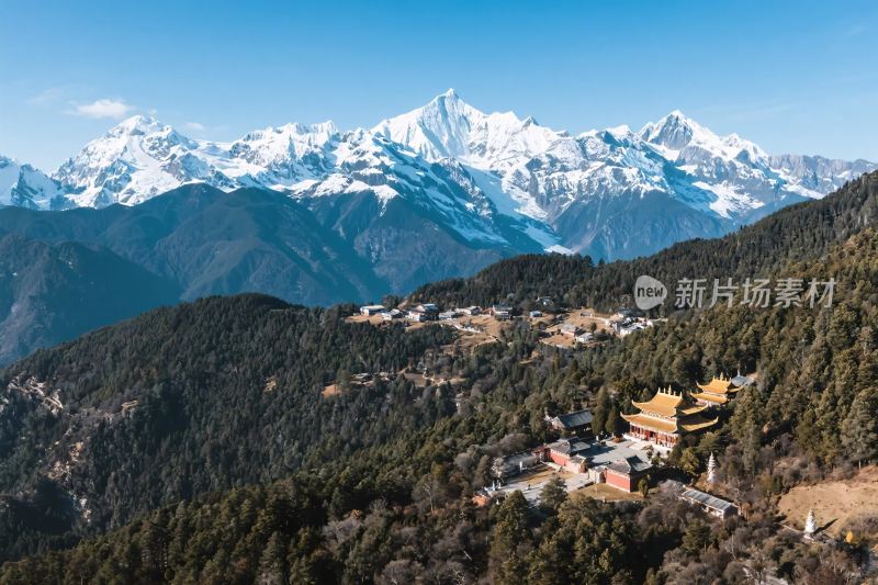 雪山森林寺庙风光