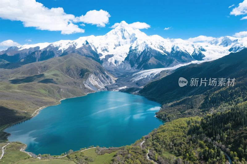 雪山湖泊自然风光图