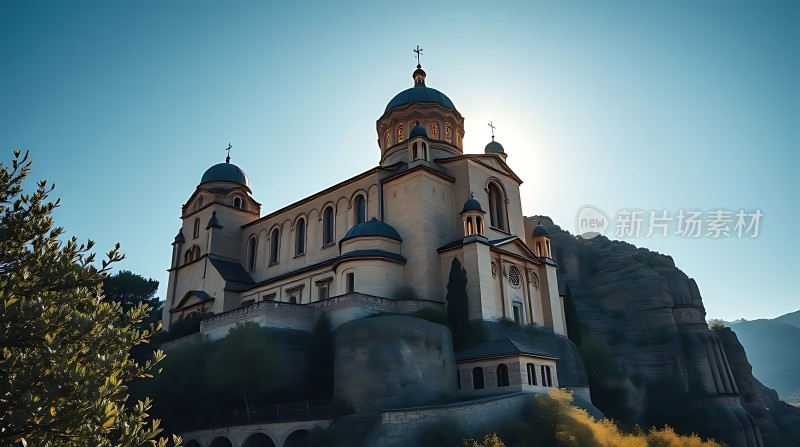阳光下的宏伟教堂