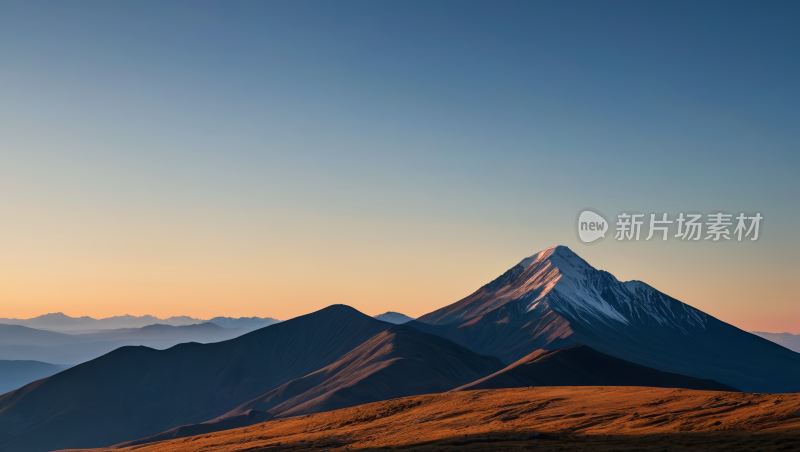 一座山脉有几座白雪皑皑山峰高清风景图片