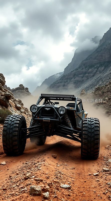 越野狂飙巨轮战车穿越崎岖山道