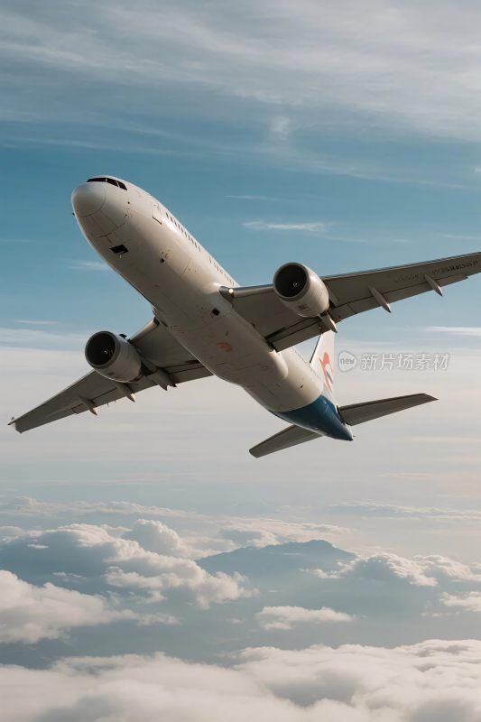 飞机飞行在云层