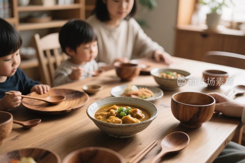 温馨家庭用餐场景