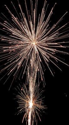 夜空烟花绽放光芒四射璀璨夺目