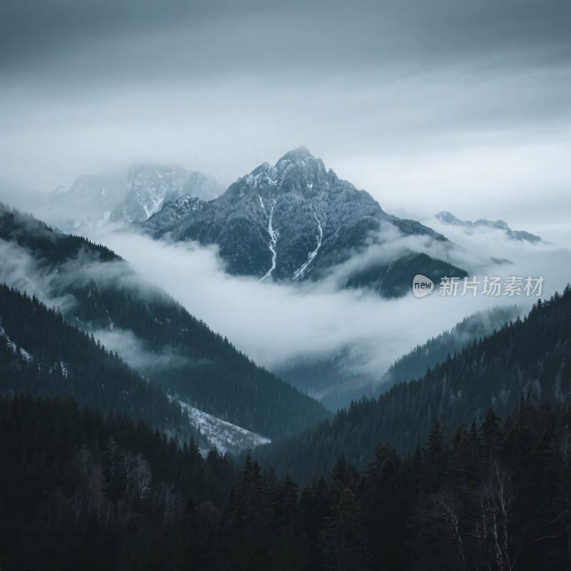 山间云雾风景图