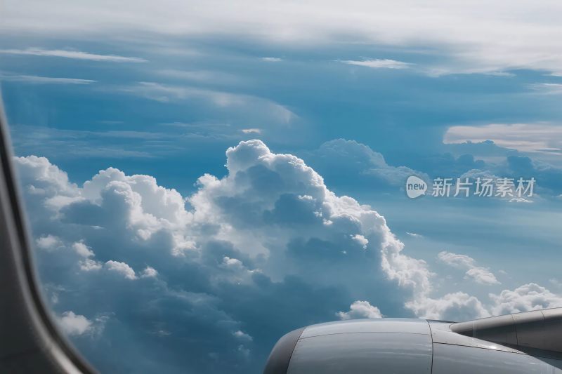 飞机窗外的蓝天云朵景象