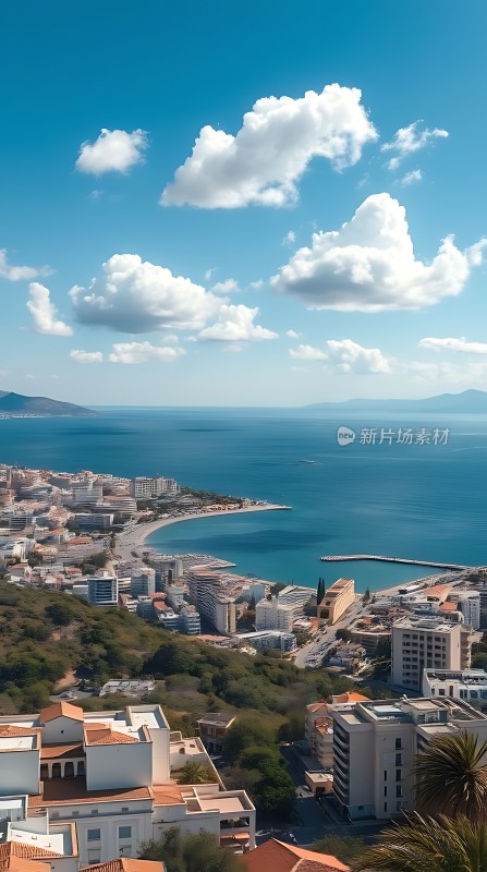 海滨城市风光蓝天白云下的建筑与海洋