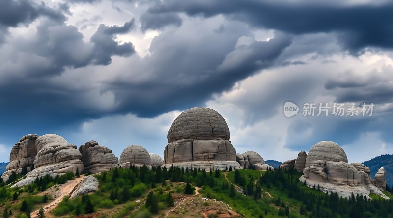 奇石林立云雾缭绕的山景图