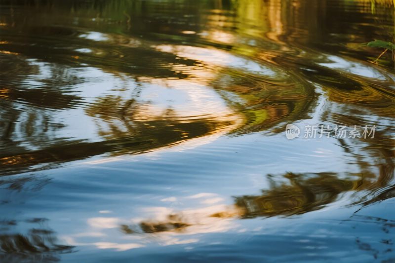 水面光影波纹
