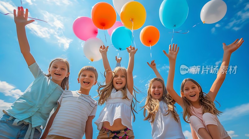 蓝天白云下孩子们手持彩色气球欢声笑语快乐无比