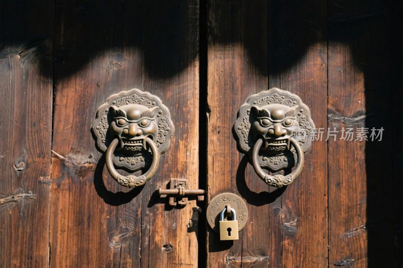 古老木门与兽形门环