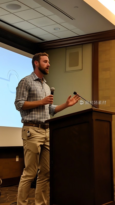 新片场素材 男子讲台前演讲