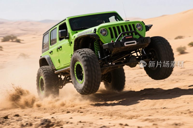 绿色越野车驰骋于沙漠