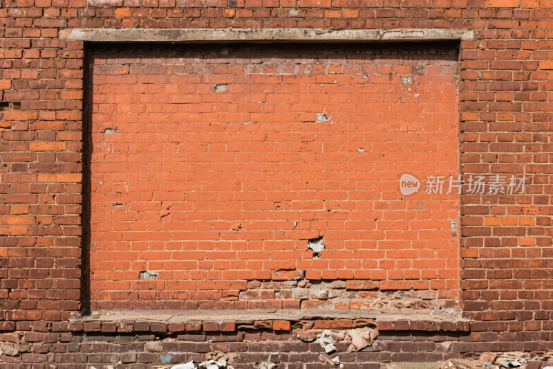 红砖墙破损大窗