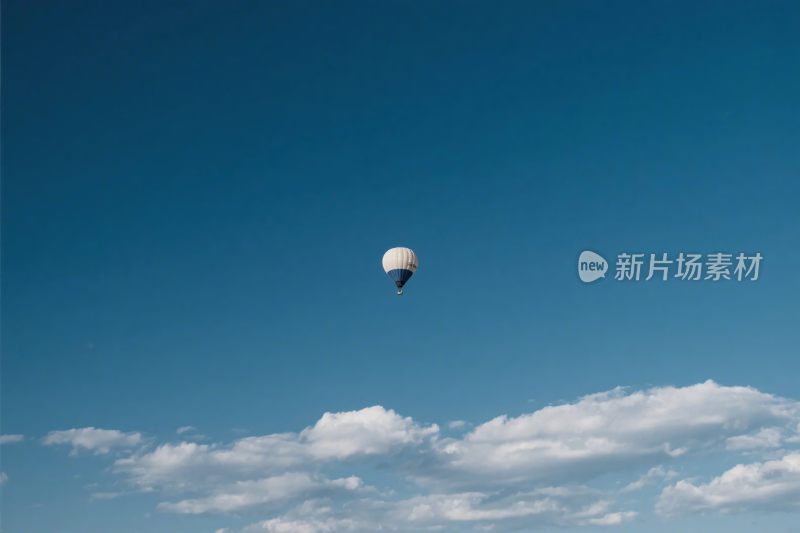 蓝天热气球与云朵