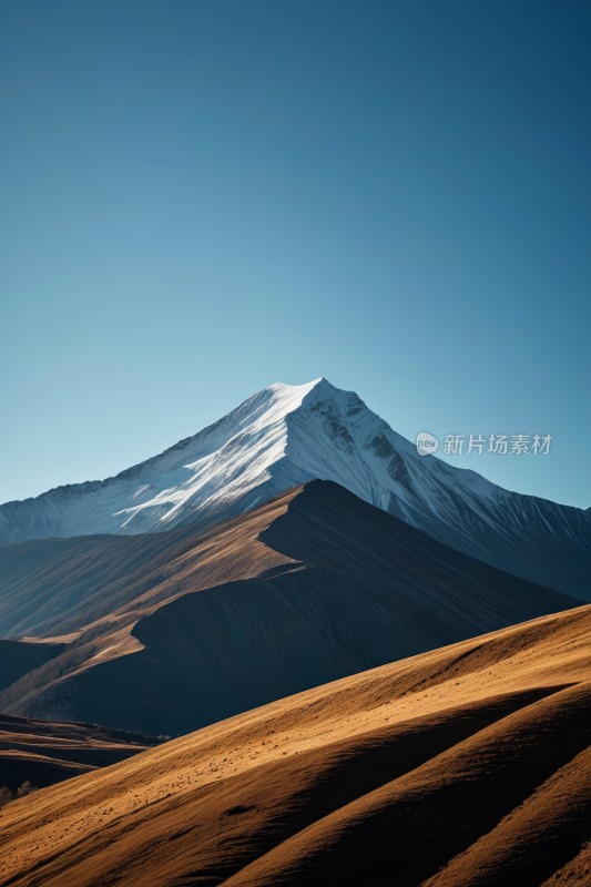 远处山峰雪覆盖高清图片