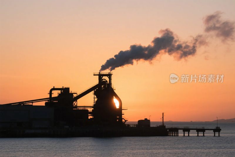 夕阳下的工业设施景象