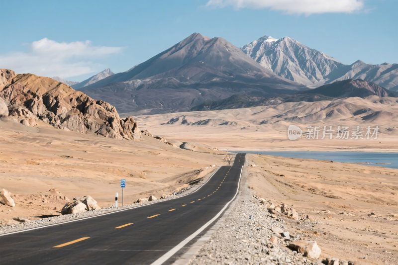 公路远山风景图