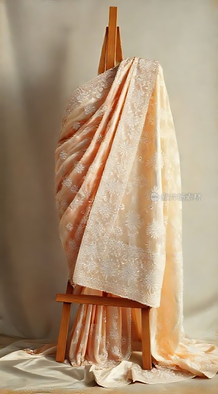 淡雅花边轻纱优雅垂挂画架间