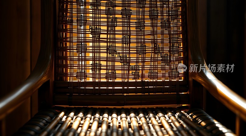 阳光下的竹编椅子