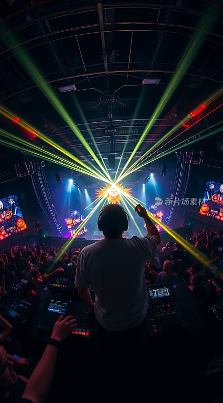 舞台灯光秀DJ掌控全场观众沉浸其中