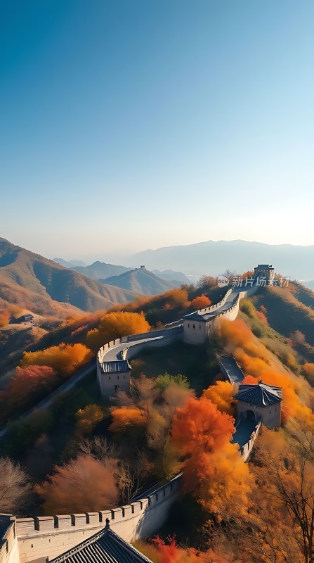 秋日长城秋色浓蜿蜒山脊映红黄