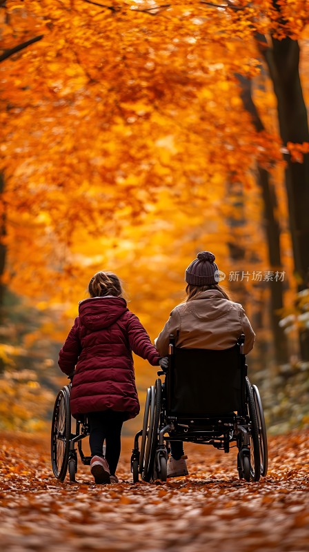 秋日漫步轮椅上的温馨陪伴