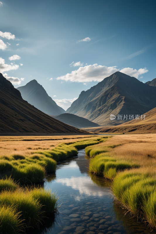 草地山脉前一条溪流穿过高清风景图片