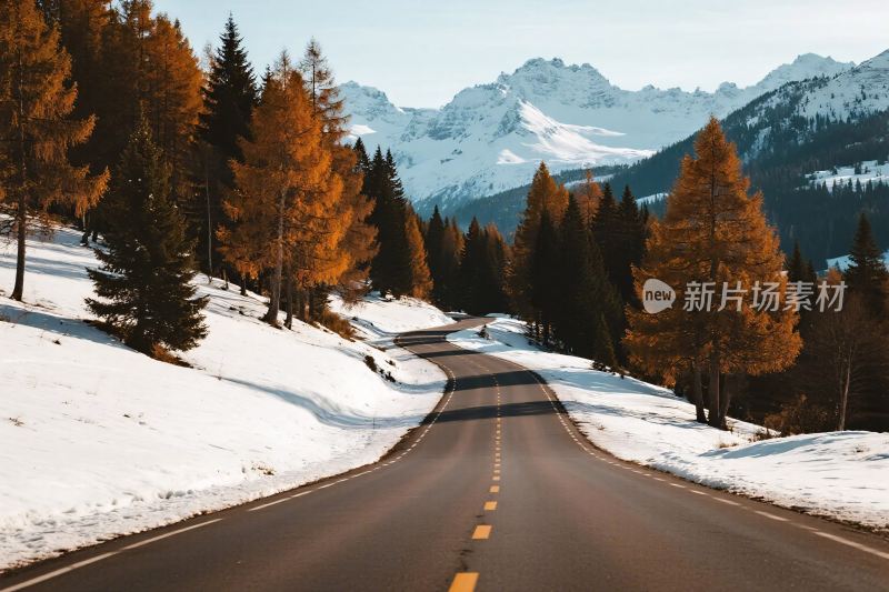 冬日山间蜿蜒公路风景