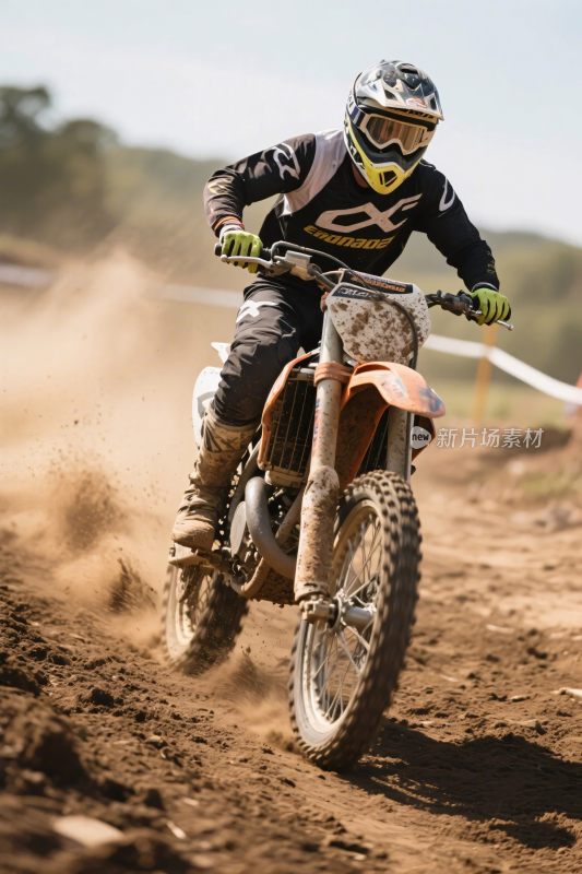越野摩托车手驰骋赛场