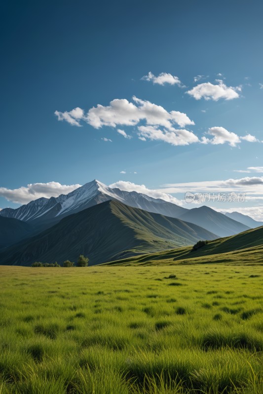 草地山脉蓝天白云高清图片