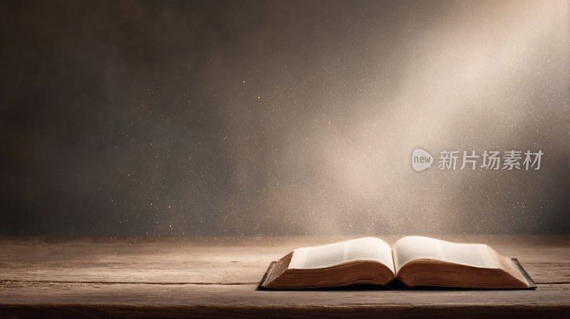 木桌上翻开的书
