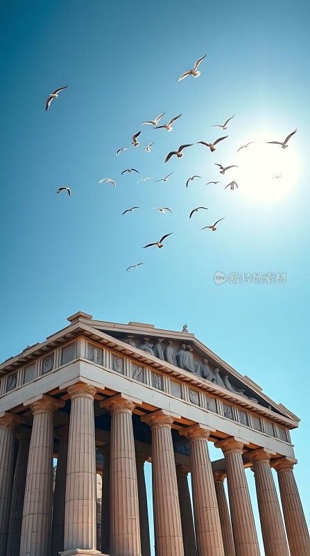 阳光下的古希腊神庙与飞翔的海鸥