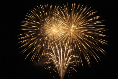 黑色背景的夜空烟花高清 黑色背景的夜空烟花高清