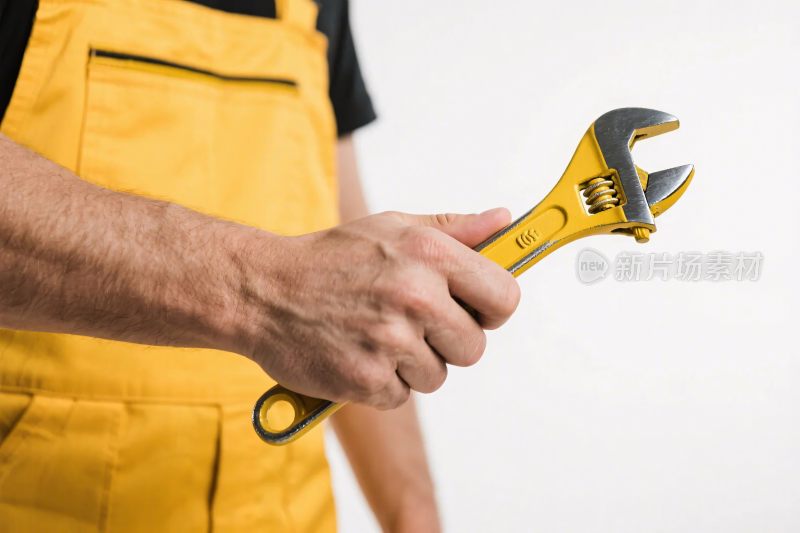 工人手持扳手工具