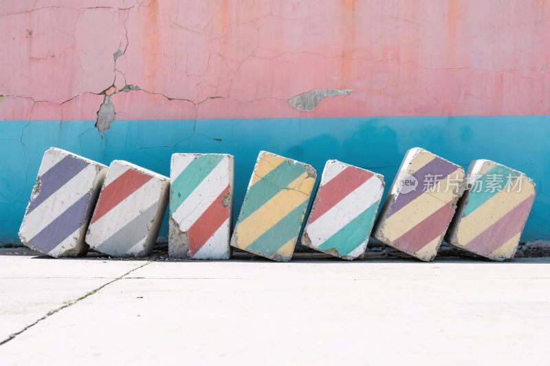 彩色条纹石块与墙面