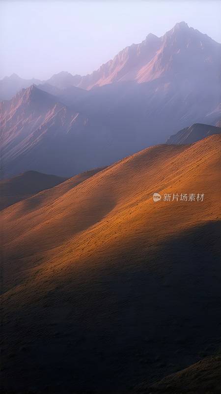 金色阳光下的山峦起伏