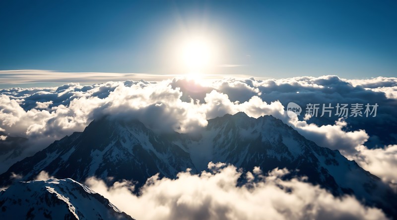 阳光下的云海与雪山