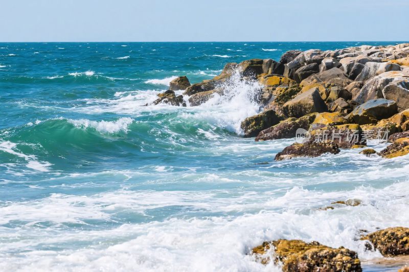 海岸礁石与海浪